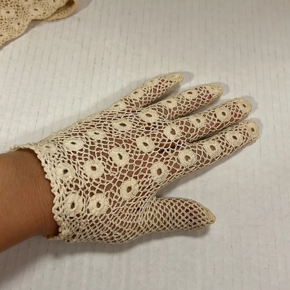 Vintage Hand Made Cream Crochet Lace Gloves size XS/ S